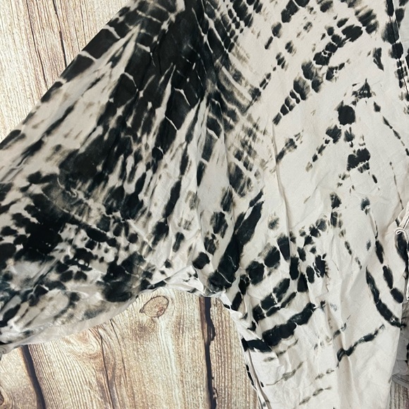 FOREVER 21 TIE DYE FAUX WRAP TOP BLACK & WHITE - Picture 3 of 7